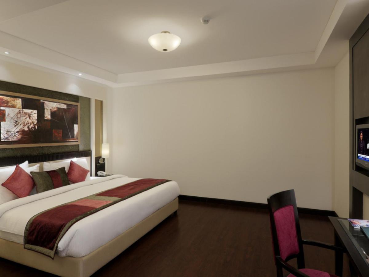Inde Hotel Vista Woods Huda City Centre, Gurgaon Exterior photo