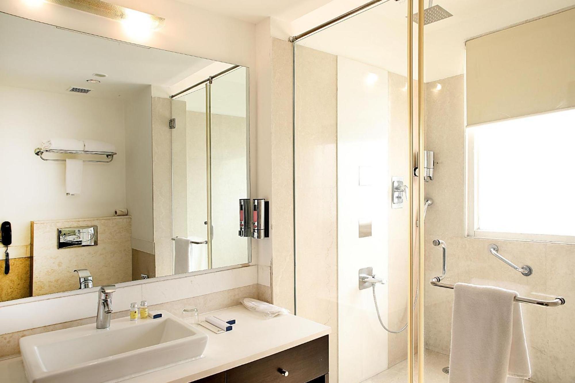 Inde Hotel Vista Woods Huda City Centre, Gurgaon Exterior photo
